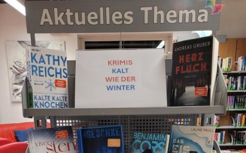 Bücherregal mit aktuellem Thema