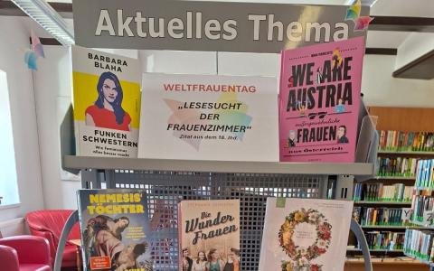 Regal mit Büchern zum aktuellen Thema